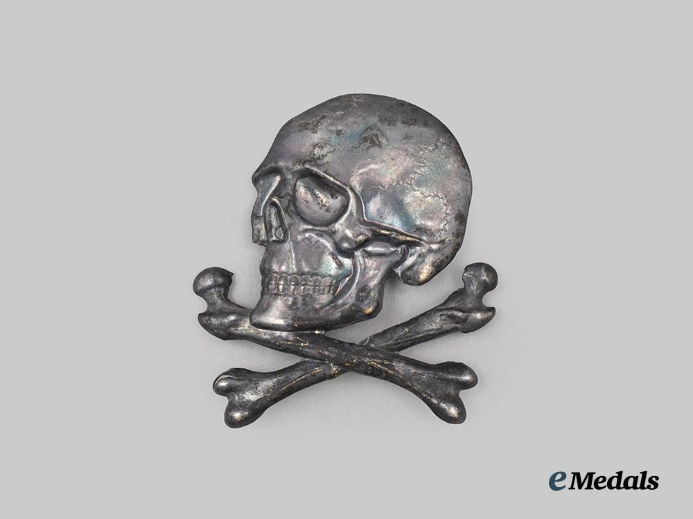 spain,_spanish_state._a_black_brigade_skull_cap_badge,_c.1936___m_n_c2216