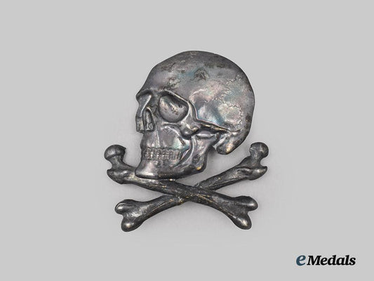 spain,_spanish_state._a_black_brigade_skull_cap_badge,_c.1936___m_n_c2216