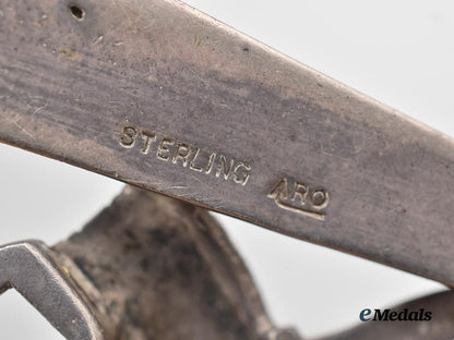 united_kingdom._two_second_war_victory_pins___m_n_c2297