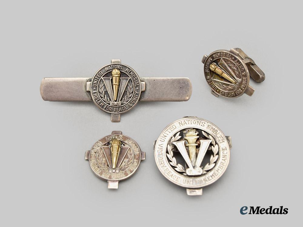 united_nations._a_lot_of_four_united_nations_emblem_insignias___m_n_c2329