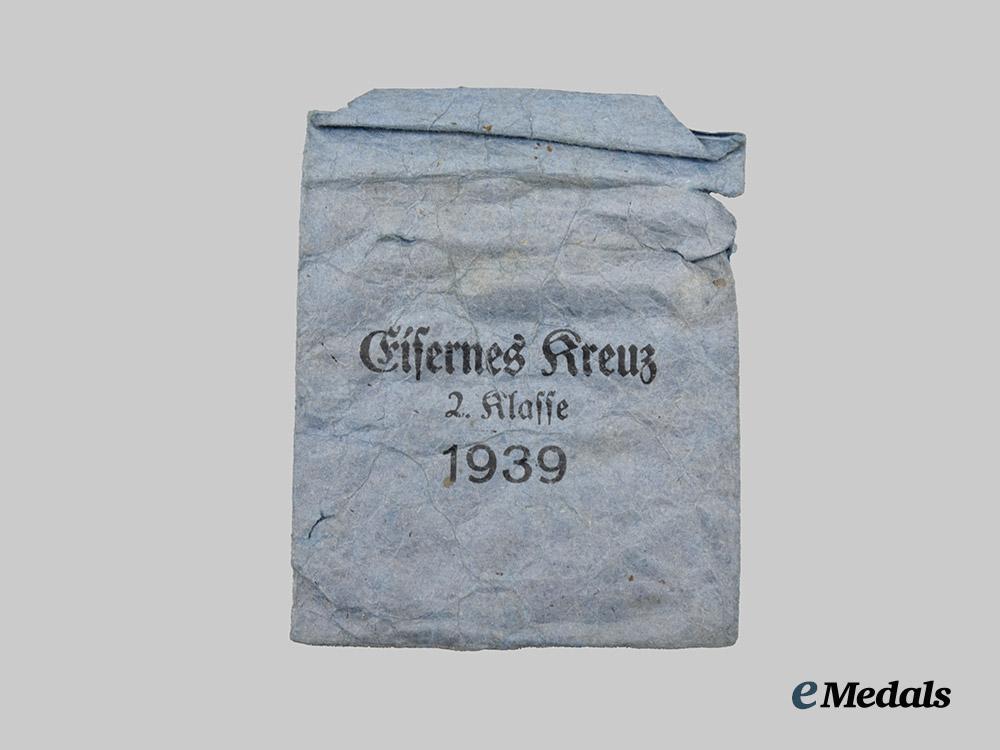 germany,_wehrmacht._a1939_iron_cross_i_i_class,_with_package,_by_klein&_quenzer___m_n_c2453