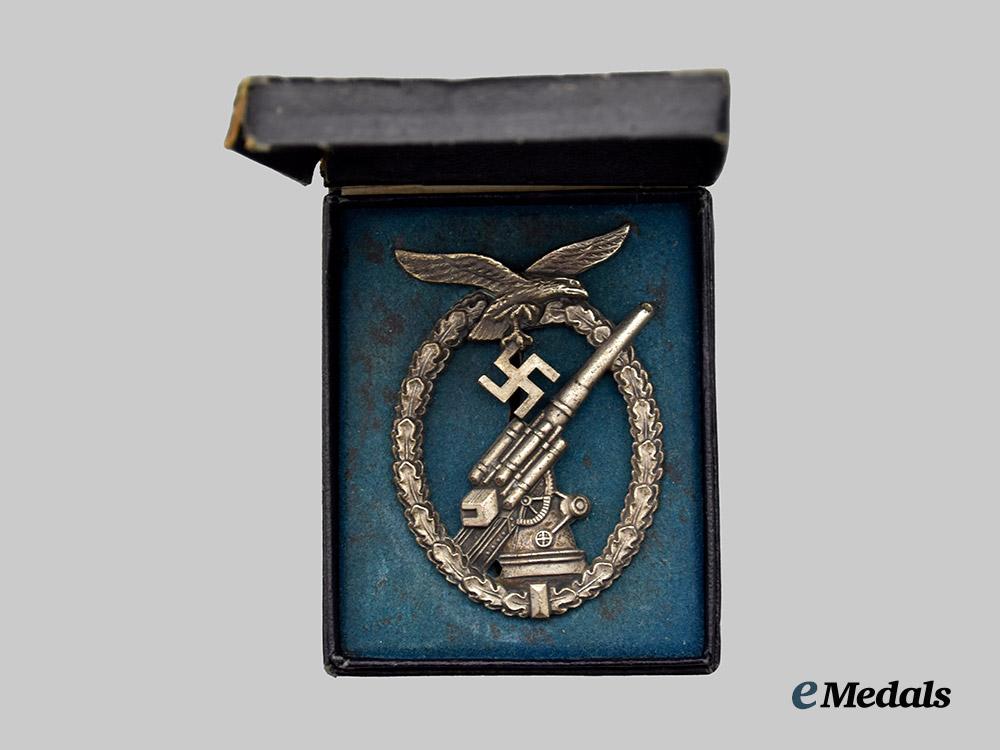 germany,_luftwaffe._a_flak_badge,_unknown_maker_variant,_second_die_with_case___m_n_c2524