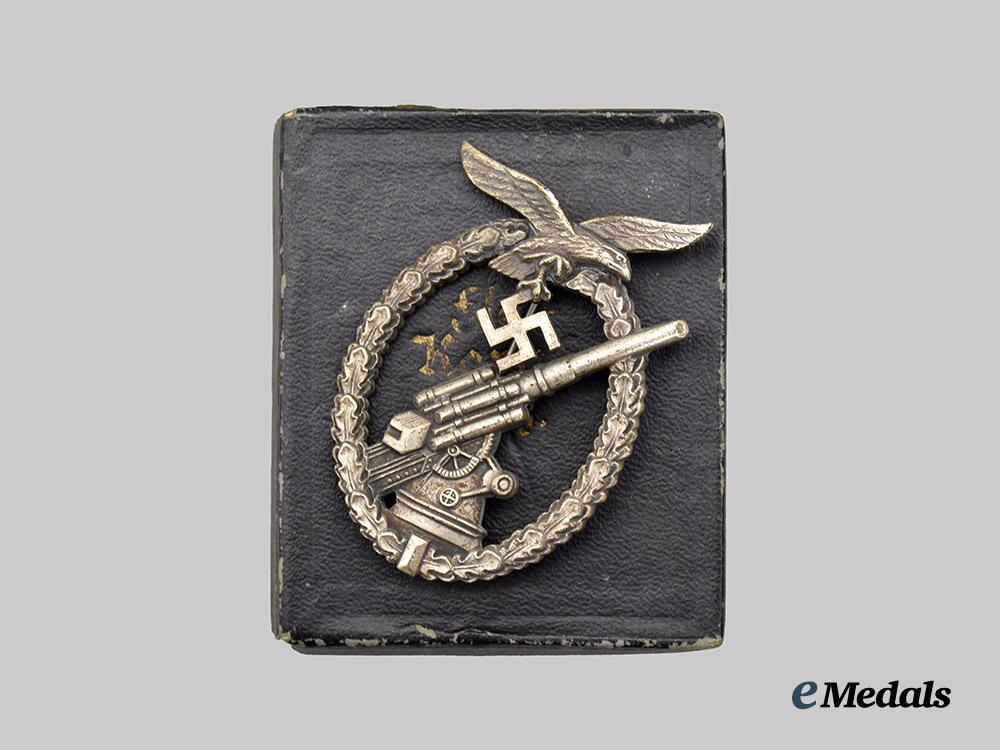 germany,_luftwaffe._a_flak_badge,_unknown_maker_variant,_second_die_with_case___m_n_c2525