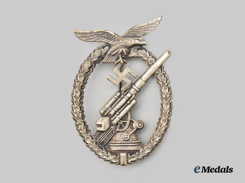 germany,_luftwaffe._a_flak_badge,_unknown_maker_variant,_second_die_with_case___m_n_c2526