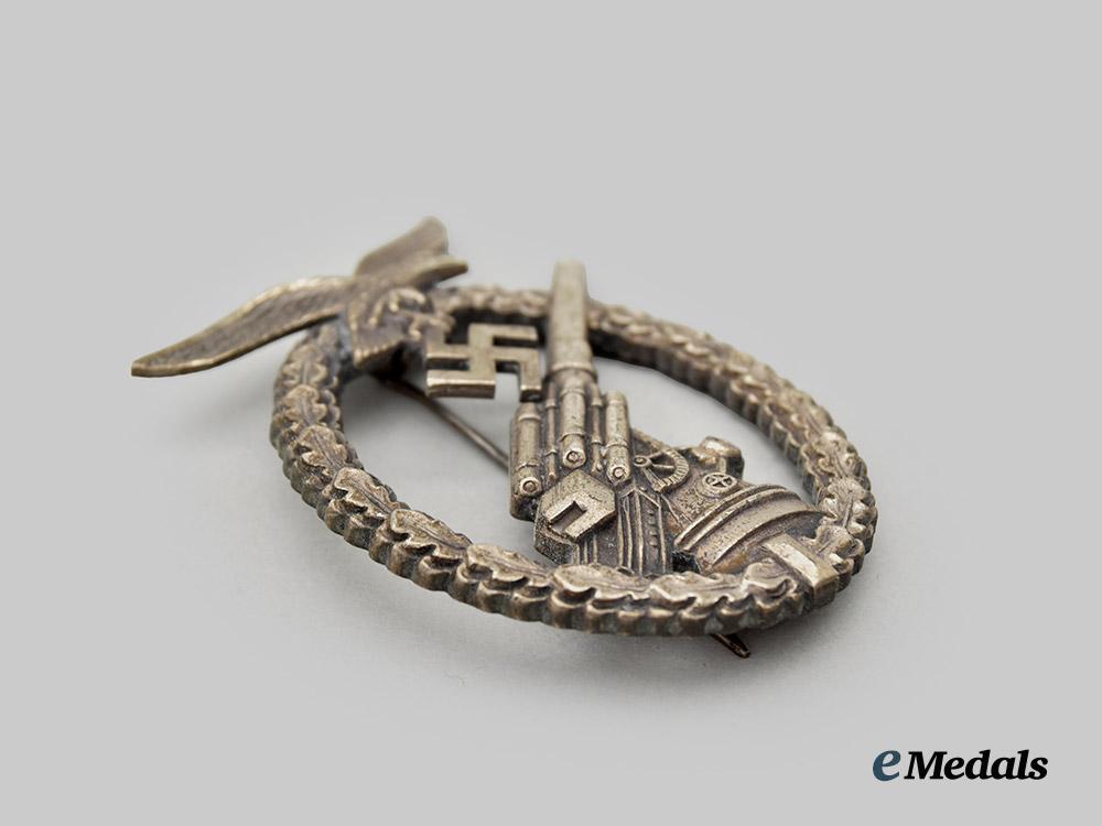 germany,_luftwaffe._a_flak_badge,_unknown_maker_variant,_second_die_with_case___m_n_c2527