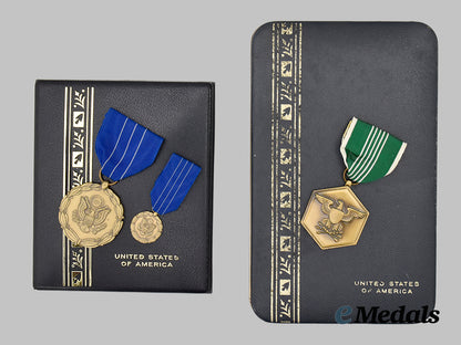 united_states._a_lot_of_cased_medals&_awards___m_n_c2536