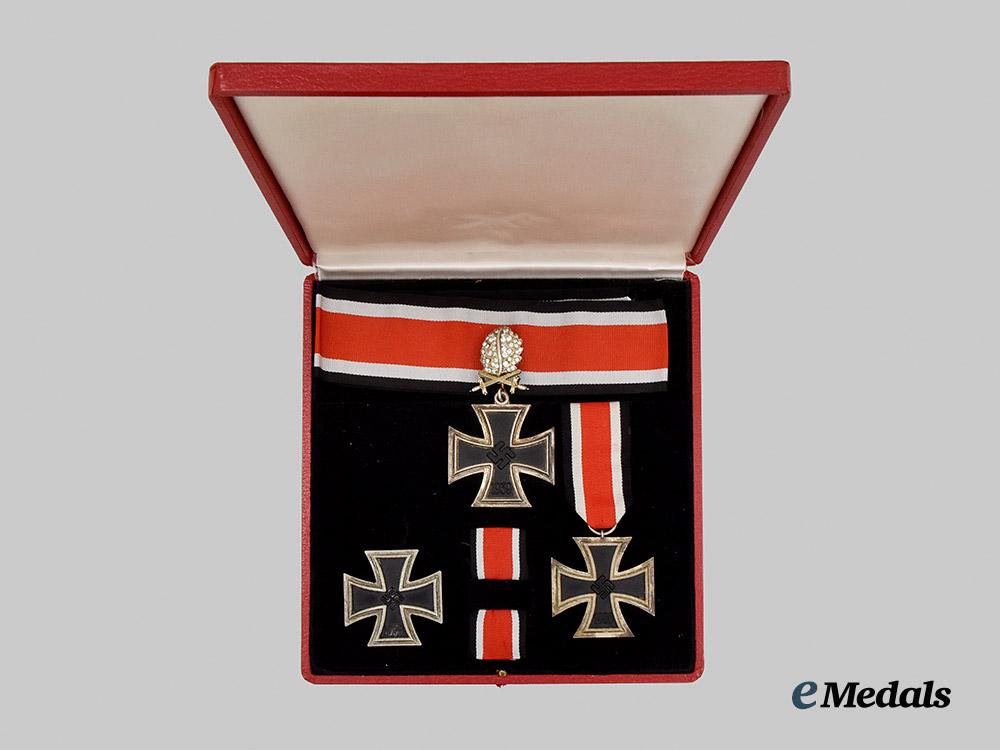 germany,_federal_republic._a_knight’s_cross_of_the_iron_cross_presentation_set,_exhibition_example_with_case,_c.1965___m_n_c2589