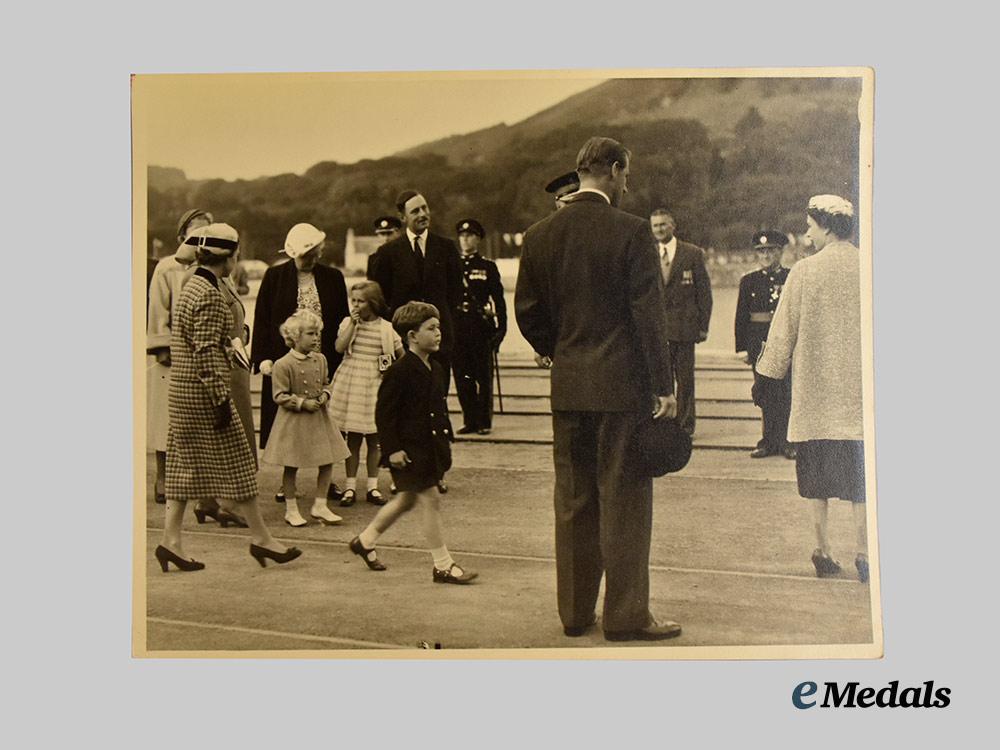 united_kingdom._a_royal_photo_album_of_queen_elizabeth,_prince_philip,&_prince_charles,_c.1950___m_n_c2715