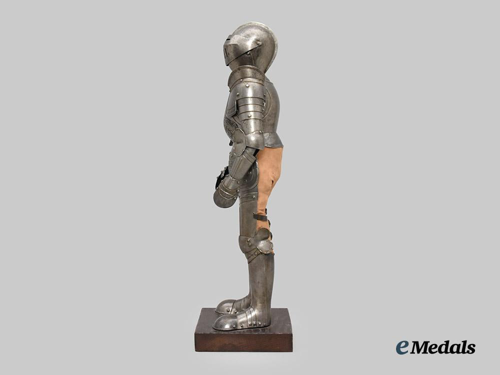 international._a_medieval_knight_statue,_c.1930___m_n_c2859