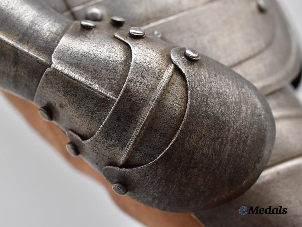 international._a_medieval_knight_statue,_c.1930___m_n_c2864