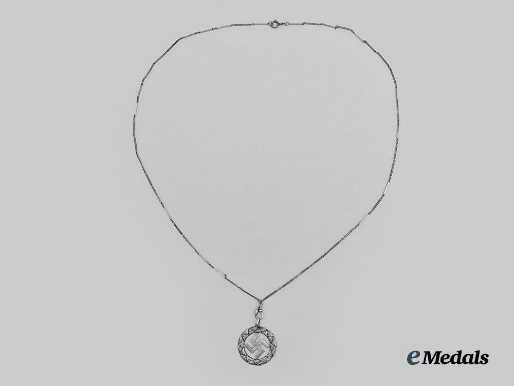 germany,_n_s_d_a_p._a_patriotic_swastika_necklace___m_n_c2919
