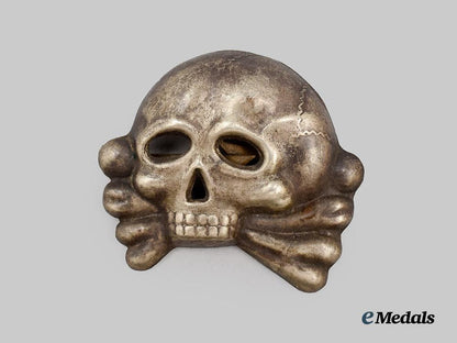 germany,_s_s._a_first_pattern_totenkopf_visor_cap_insignia___m_n_c2973