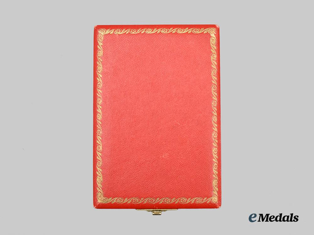 sweden,_kingdom._a_cased_royal_order_of_the_polar_star_to_dottore_p._meschini,_i_i._class_commander,_type_i_i,_by_c._f._carlman,_c.1930___m_n_c3011
