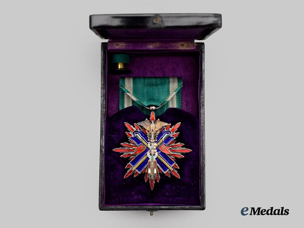 japan,_empire._an_order_of_the_golden_kite,_v_class_in_case___m_n_c3045