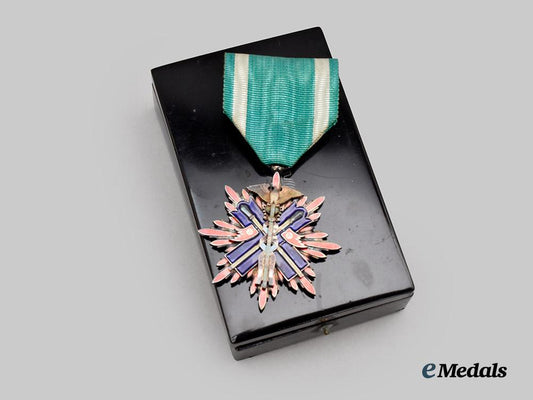 japan,_empire._an_order_of_the_golden_kite,_v_class_in_case___m_n_c3046