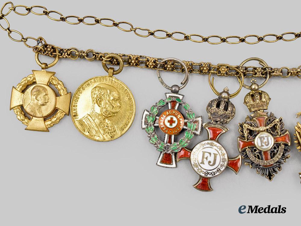 austria,_imperial._a_fine_chain_of_miniature_imperial_orders_by_vincent_mayer,_in_gold,_with_case___m_n_c3099