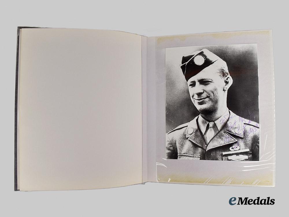 united_states._a_scrapbook_of_congressional_medal_of_honour_recipients'_signatures___m_n_c3115