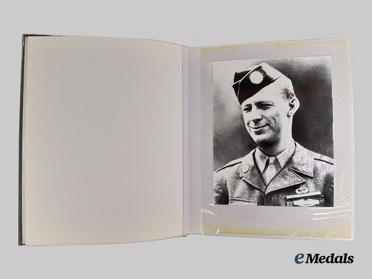 united_states._a_scrapbook_of_congressional_medal_of_honour_recipients'_signatures___m_n_c3115