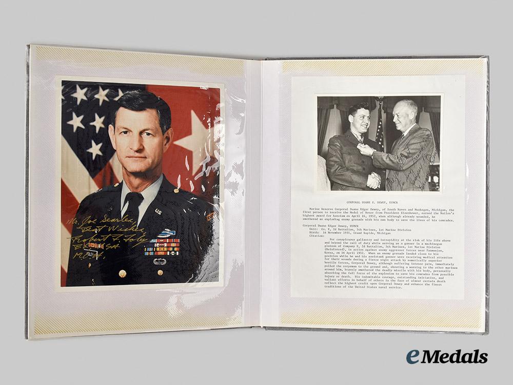 united_states._a_scrapbook_of_congressional_medal_of_honour_recipients'_signatures___m_n_c3141