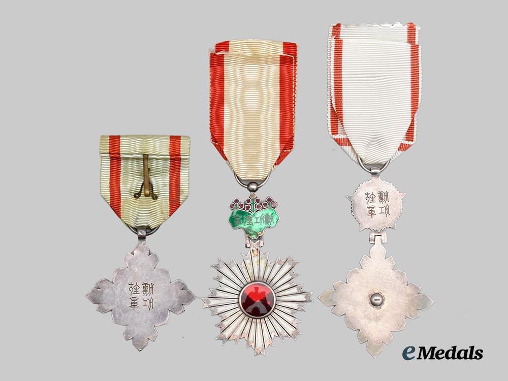 japan,_empire._a_lot_of_three_awards_and_decorations(_rising_sun/_auspicious_clouds)___m_n_c3194