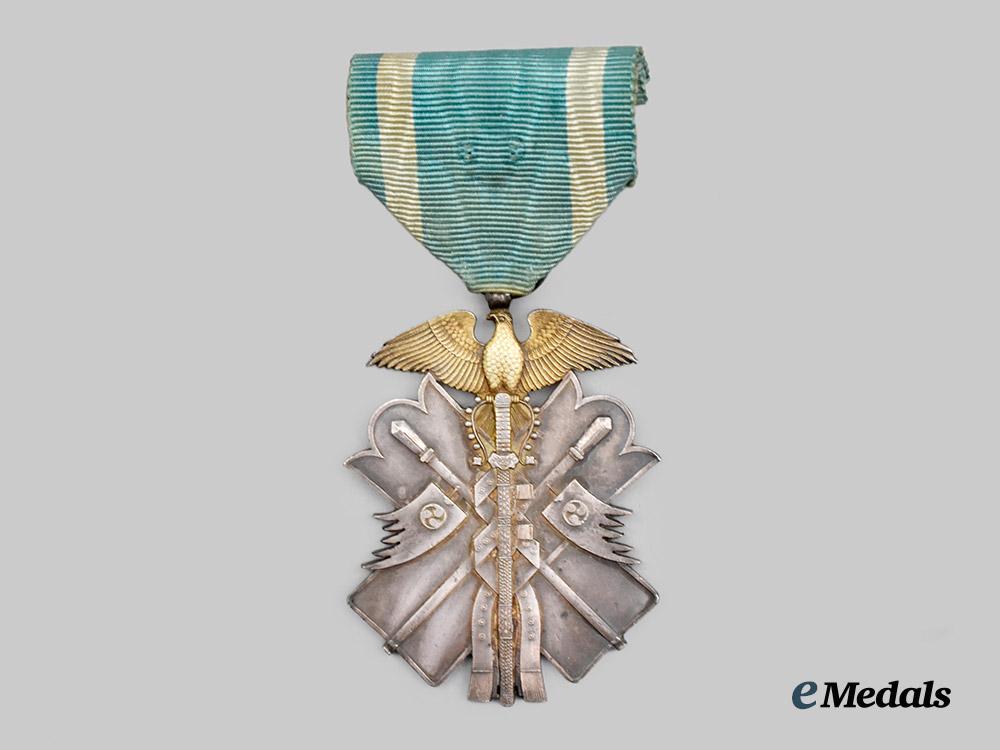 japan,_empire._a_cased_order_of_the_golden_kite,_v_i_i._class_breast_badge___m_n_c3249