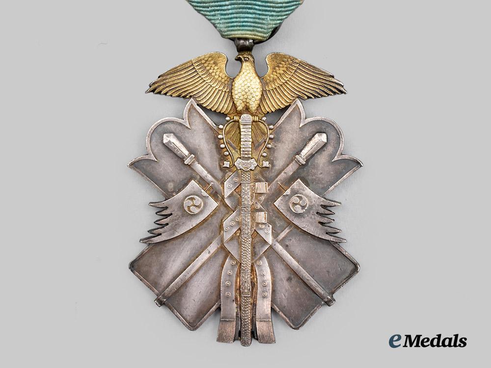 japan,_empire._a_cased_order_of_the_golden_kite,_v_i_i._class_breast_badge___m_n_c3250