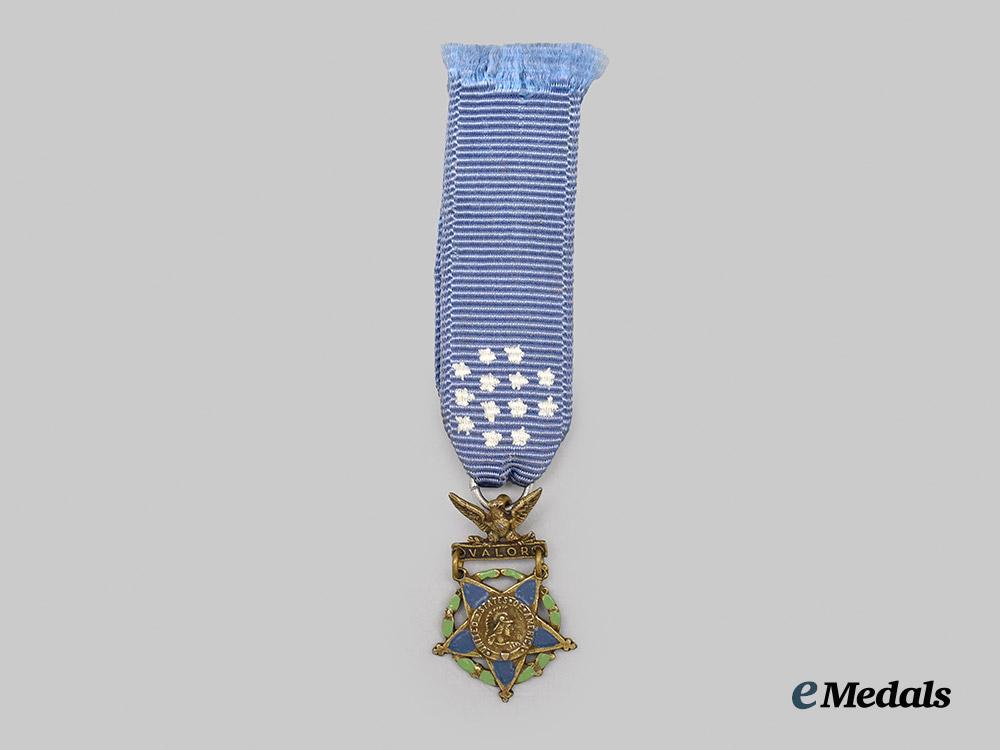 united_states._a_miniature_medal_of_honor___m_n_c3281