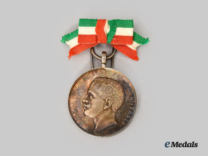 italy,_kingdom._a_medal_of_merit_for_italian_schools_abroad___m_n_c3585
