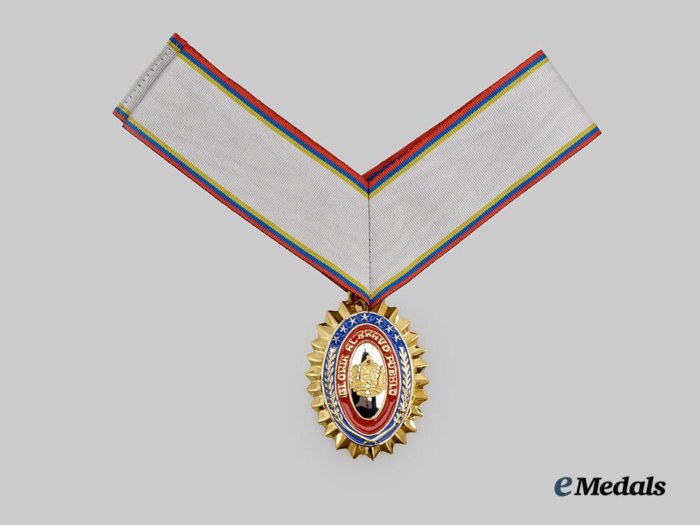 united_states._a_venezuelan_military_of_national_defense_award_to_general_colin_powell-_awarded_by_the_pres._of_venezuela,_carlos_andrés_pérez,_january7th,1992___m_n_c3743