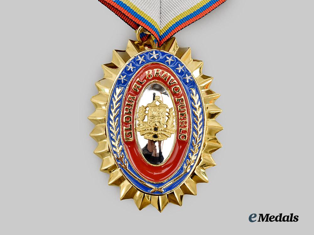 united_states._a_venezuelan_military_of_national_defense_award_to_general_colin_powell-_awarded_by_the_pres._of_venezuela,_carlos_andrés_pérez,_january7th,1992___m_n_c3746