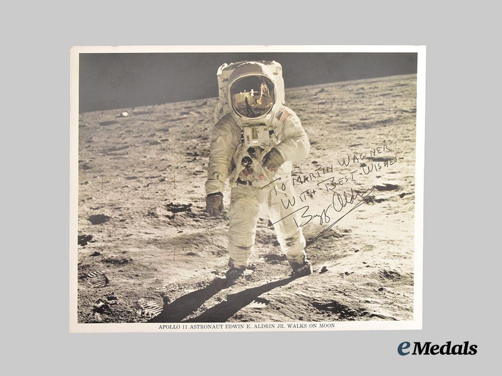 united_states._a_signed_studio_print_of_apollo11_astronaut_edwin“_buzz”_aldrin_junio_walking_on_the_moon___m_n_c3852