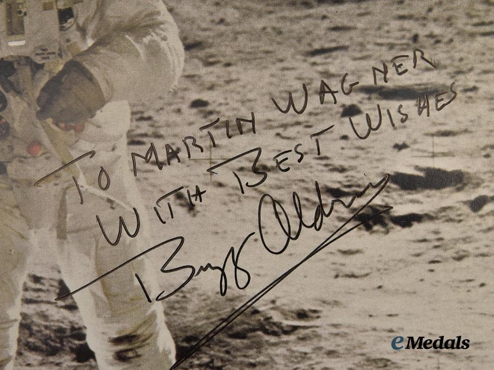 united_states._a_signed_studio_print_of_apollo11_astronaut_edwin“_buzz”_aldrin_junio_walking_on_the_moon___m_n_c3855