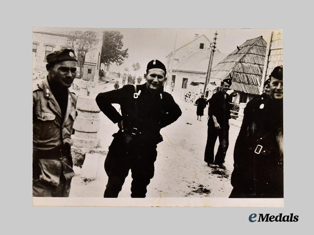 independent_croatia._a_lot_of_three_wartime_croatian_photographs___m_n_c3891