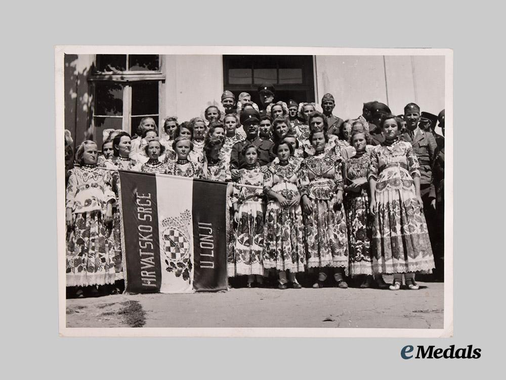 independent_croatia._a_lot_of_three_wartime_croatian_photographs___m_n_c3895