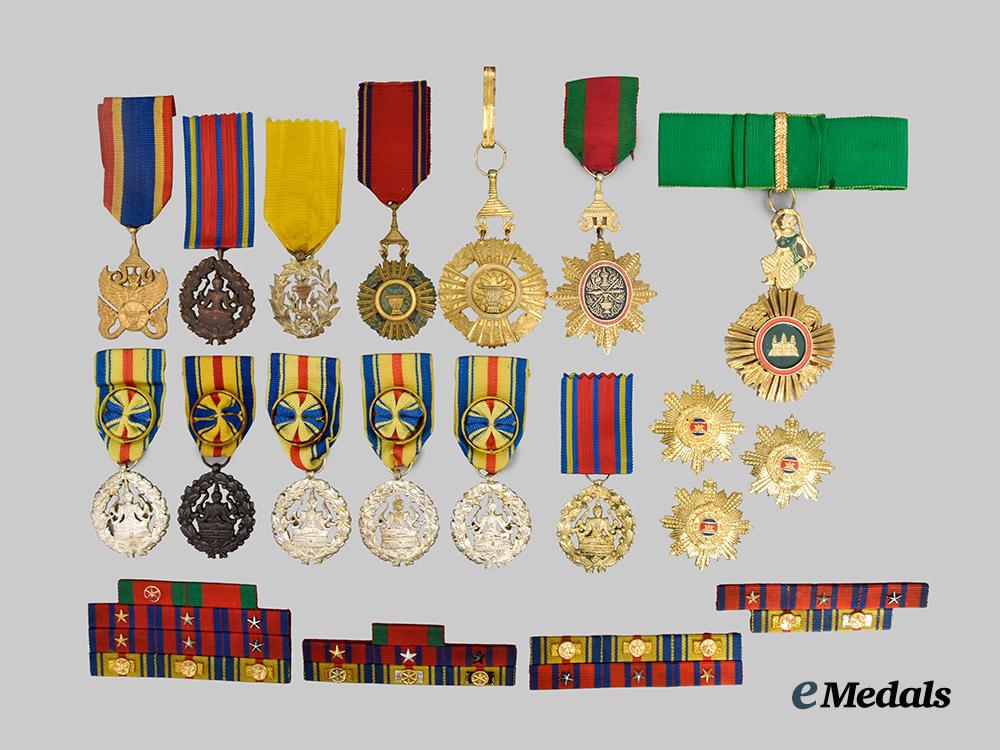 cambodia._a_lot_of_assorted_cambodian_medals___m_n_c3989