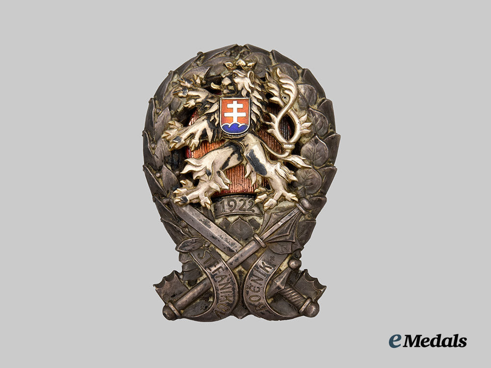 czechoslovakia,_republic._a_military_school_graduation_badge_in_silver,_by_karnet&_kysely,_praha___m_n_c4007