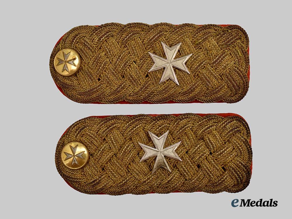 international,_order_of_malta._a_pair_of_two_gold_bullion_shoulder_boards___m_n_c4156