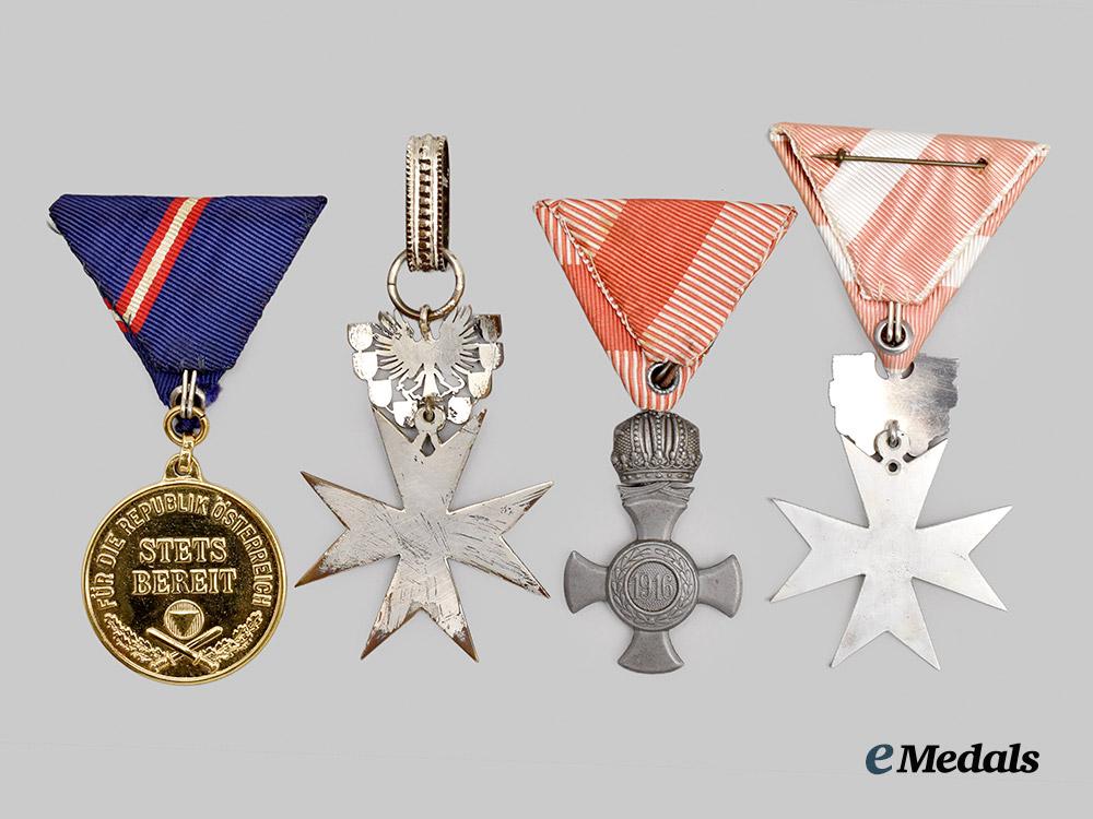 austria,_republic._a_lot_of_four_decorations___m_n_c4375