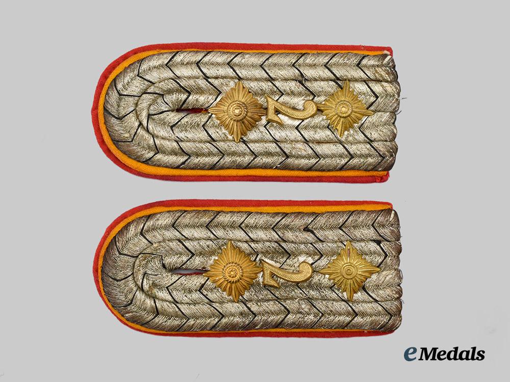 germany,_imperial._a_set_of_ulanen-_regiment_großherzog_friedrich_von_baden_nr.7_rittmeister_shoulder_boards___m_n_c4483