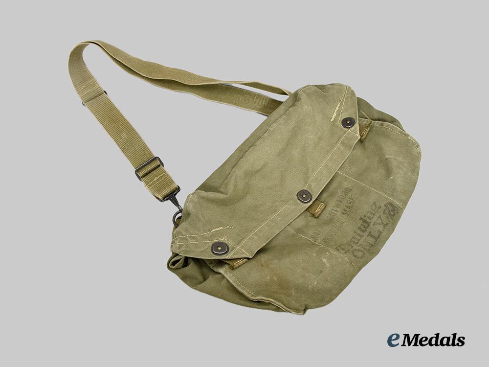 united_states._a_lot_of_three_american_kit_bags___m_n_c4522