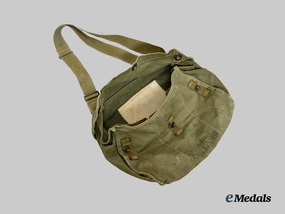 united_states._a_lot_of_three_american_kit_bags___m_n_c4524