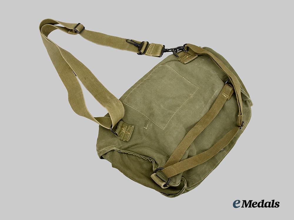 united_states._a_lot_of_three_american_kit_bags___m_n_c4525
