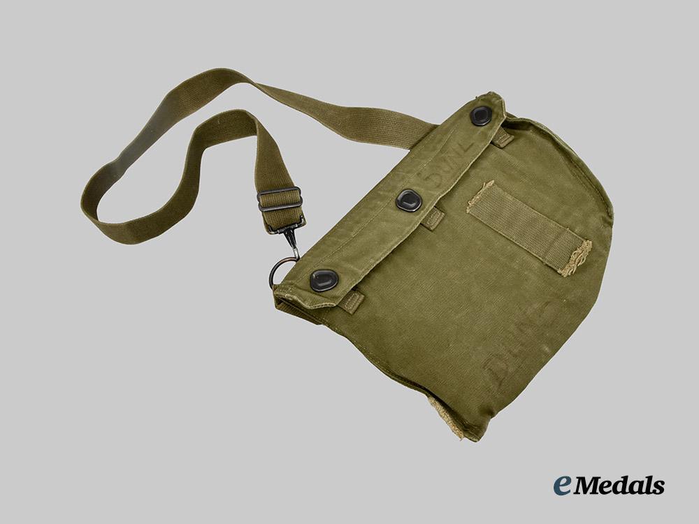united_states._a_lot_of_three_american_kit_bags___m_n_c4526