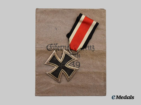 germany,_wehrmacht._a1939_iron_cross_i_i_class,_with_issue_package,_by_arbeitsgemeinschaft_hanau___m_n_c4574-_recovered