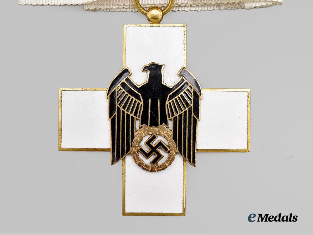 germany,_federal_republic._a_german_social_welfare_decoration,_i_class_cross_with_case,_exhibition_example_by_rudolf_souval_c.1960___m_n_c4609