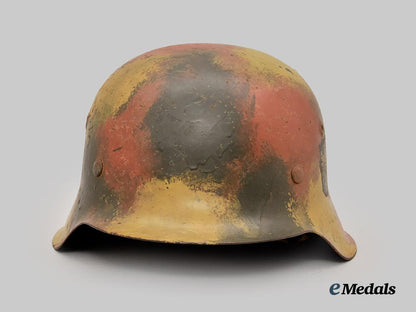 germany,_heer._an_m42_stahlhelm,_single_decal_version_with_camouflage_paint,_by_eisenhüttenwerke_thale___m_n_c4731
