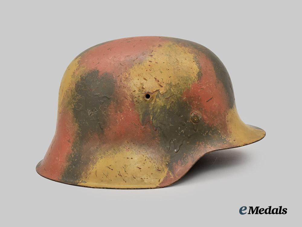 germany,_heer._an_m42_stahlhelm,_single_decal_version_with_camouflage_paint,_by_eisenhüttenwerke_thale___m_n_c4735