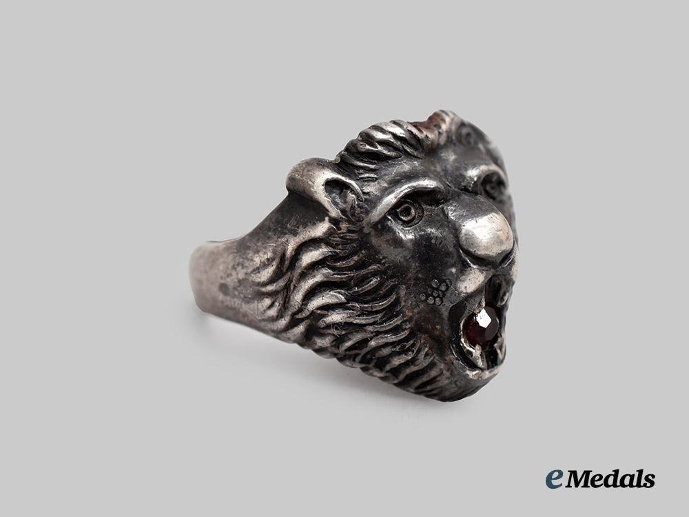 germany,_third_reich._a_small_lion_head_ring_in_silver___m_n_c4889-_recovered