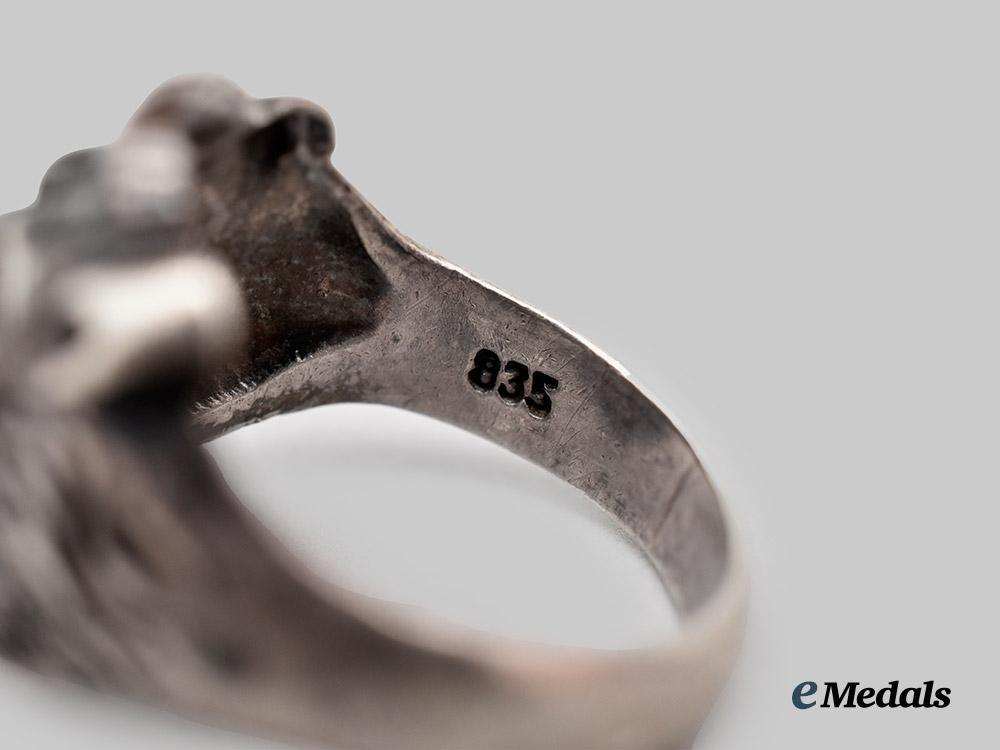 germany,_third_reich._a_small_lion_head_ring_in_silver___m_n_c4892-_recovered