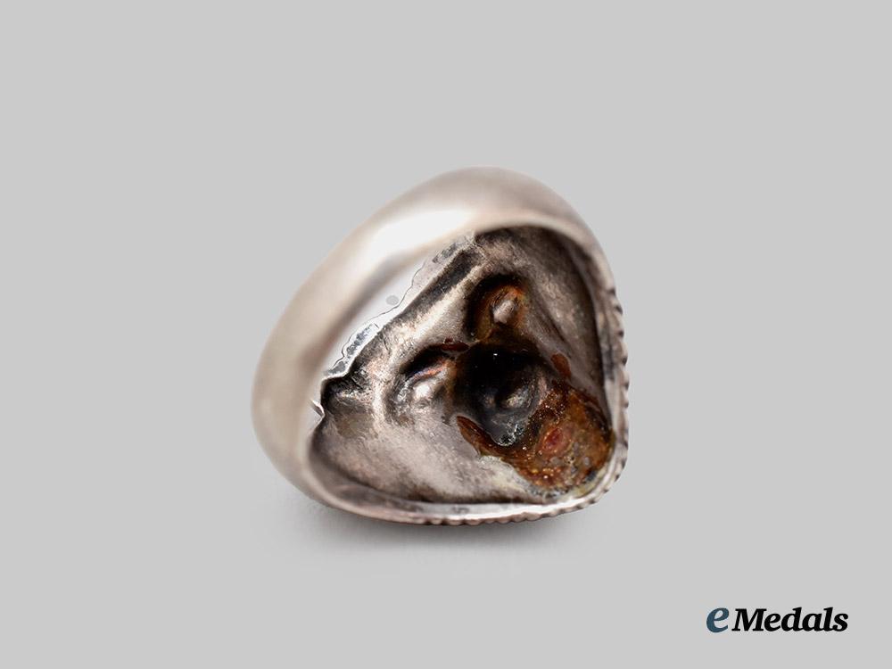 germany,_third_reich._a_small_lion_head_ring_in_silver___m_n_c4893-_recovered
